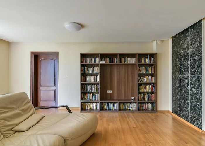 Flat With Monster Living Апартамент