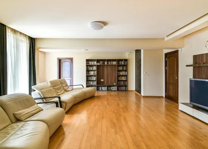 Flat With Monster Living Апартамент *